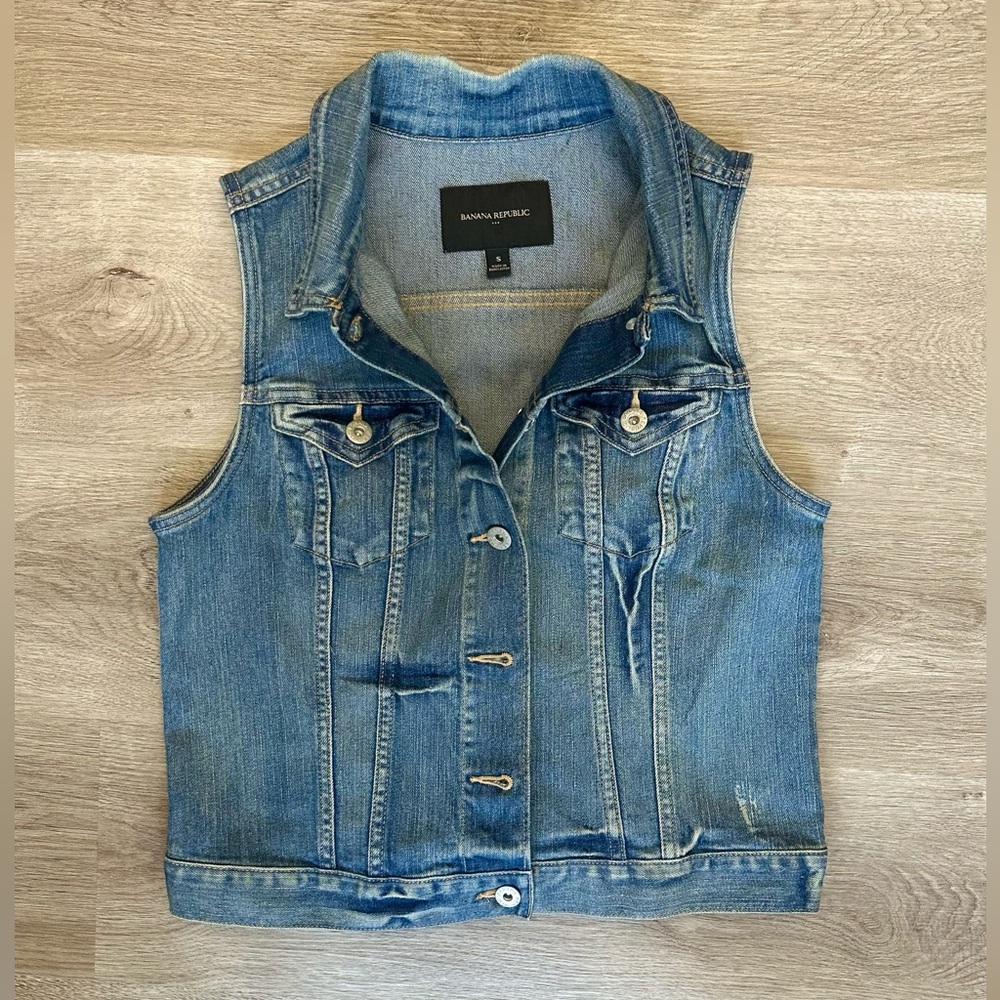 Banana Republic Women’s Denim Collared Vest w Button Closure. Size: S. Like-New!